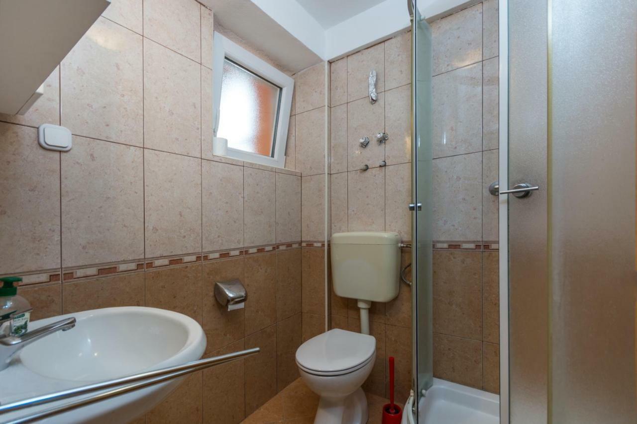 Karmen 1 Apartment Funtana Luaran gambar