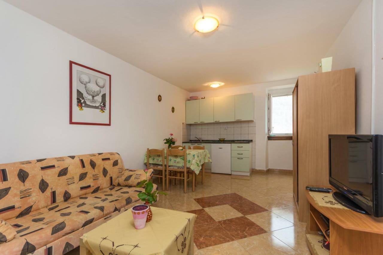 Karmen 1 Apartment Funtana Luaran gambar
