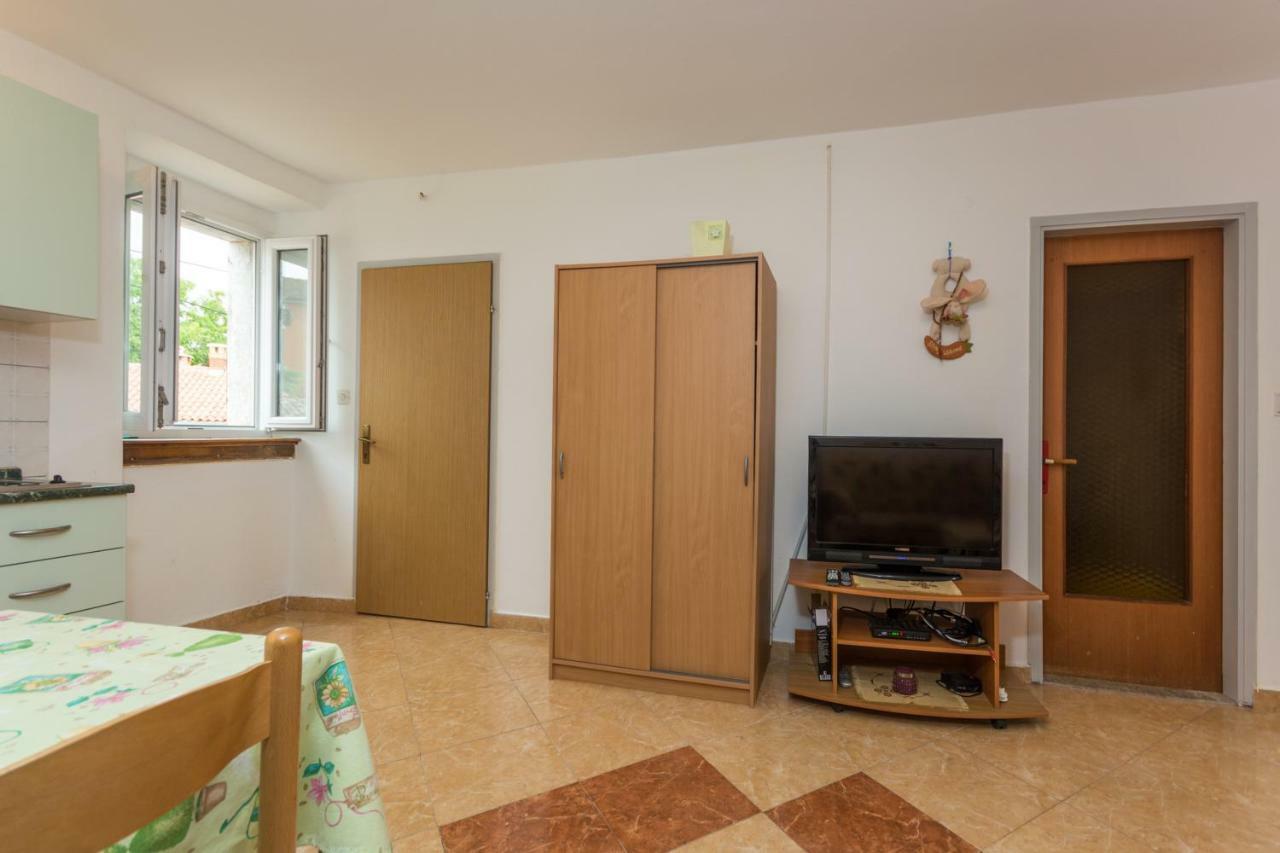 Karmen 1 Apartment Funtana Luaran gambar